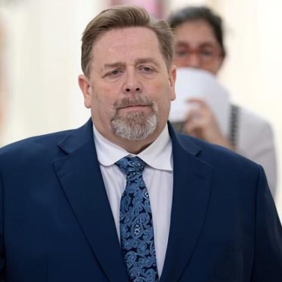 Contador e advogado de Epstein dizem que agentes federais nunca os interrogaram