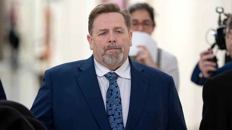 Contador e advogado de Epstein dizem que agentes federais nunca os interrogaram