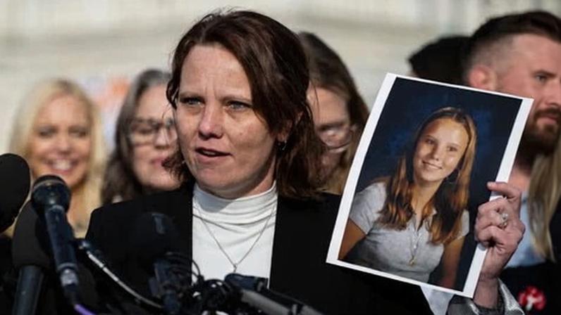 Sobrevivente de Epstein que votou em Trump teme não obter justiça