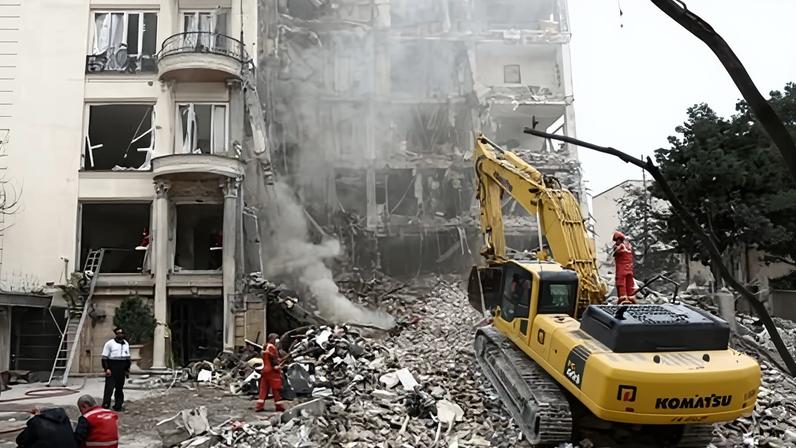 Israel realiza novos ataques a Teerã; Trump pausa ações sobre energia iraniana