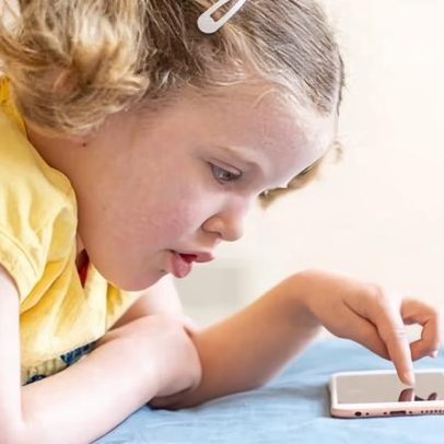 Até cinco anos: no máximo uma hora de tela por dia, guia do Reino Unido