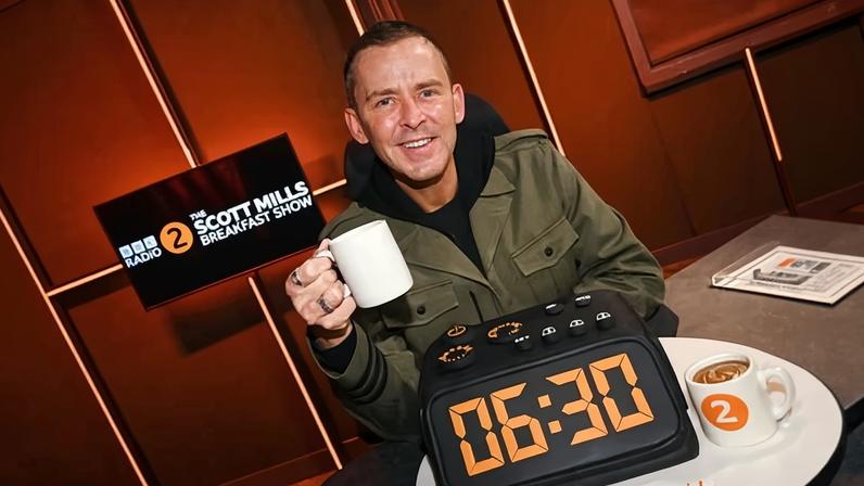 BBC demite Scott Mills após alegações sobre conduta pessoal