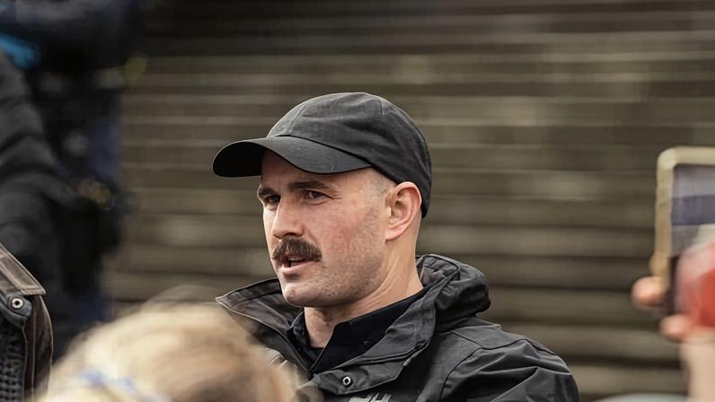 Thomas Sewell vai a julgamento por suposto ataque a campo indígena em Melbourne