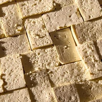 Derramamento de 40 mil libras de tofu gera odor intenso em cidade do Missouri
