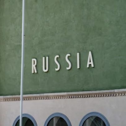 UE ameaça cortar financiamento da Bienal de Veneza após retorno do Pavilhão Russo