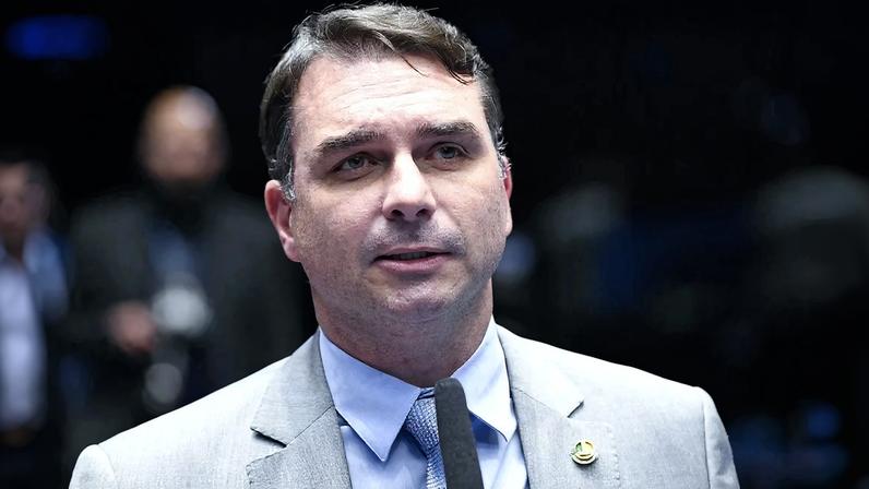 Flávio Bolsonaro relata encontro com Moraes para pedir prisão domiciliar ao pai