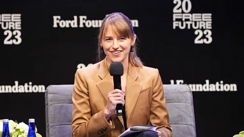 Ativista da modelagem cobra apuração sobre agências ligadas a Epstein