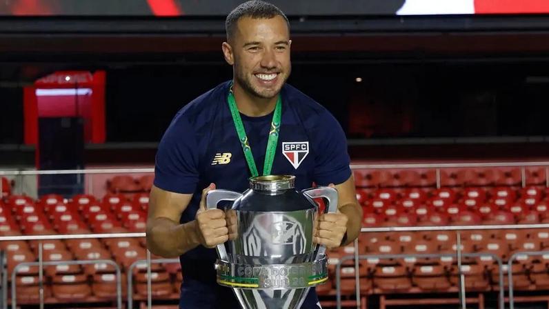 Allan Barcellos conquistou a Copa do Brasil sub-20 em 2024 com o São Paulo. (Foto: Rubens Chiri e Miguel Schincariol / São Paulo FC)