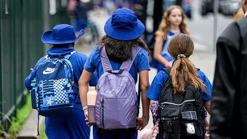 Enrolments in private schoolsin Australia grew at more than six times the rate of government-fundedschools over the past 10 years.