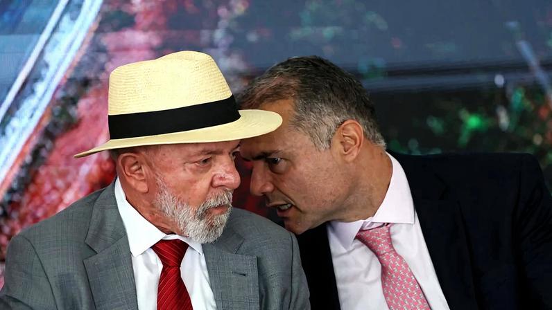 O presidente Lula acompanhado do ministro dos Transportes, Renan Filho, no Palácio do Planalto. Foto: José Cruz/Agência Brasil