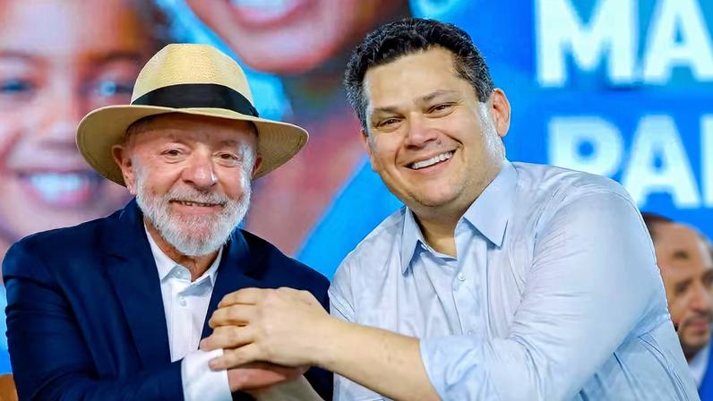 O presidente Lula e o presidente do Senado, Davi Alcolumbre, os dois são citados em mensagens do banqueiro Daniel Vorcaro — Foto: Ricardo Stuckert / PR