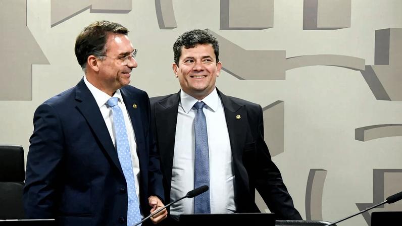 Mesa: presidente da CSP, senador Flávio Bolsonaro (PL-RJ); senador Sergio Moro (União-PR). Foto: Jefferson Rudy/Agência Senado