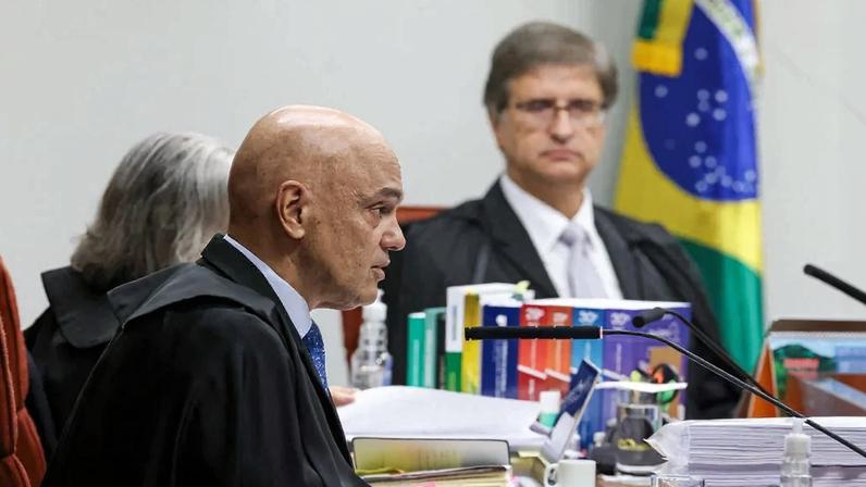 O ministro Alexandre de Moraes, do STF, faz a leitura do relatório que aponta a existência de uma organização criminosa liderada pelo ex-presidente Jair Bolsonaro. Foto: Gustavo Moreno/STF