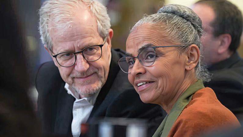 Ministra Marina Silva e João Paulo Ribeiro Capobianco, dir. executivo do Ministério do Meio Ambiente — Foto: Rogério Cassimiro/MMA