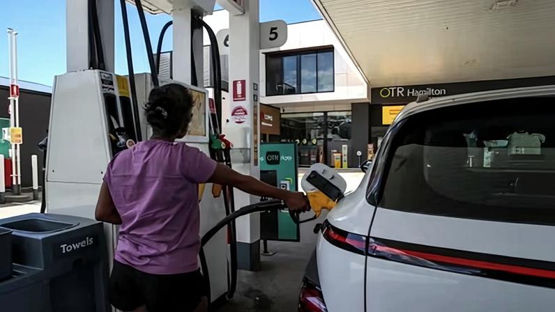 Afastar-se de Trump e da guerra no Irã pode ser o movimento mais sensato de Albanese