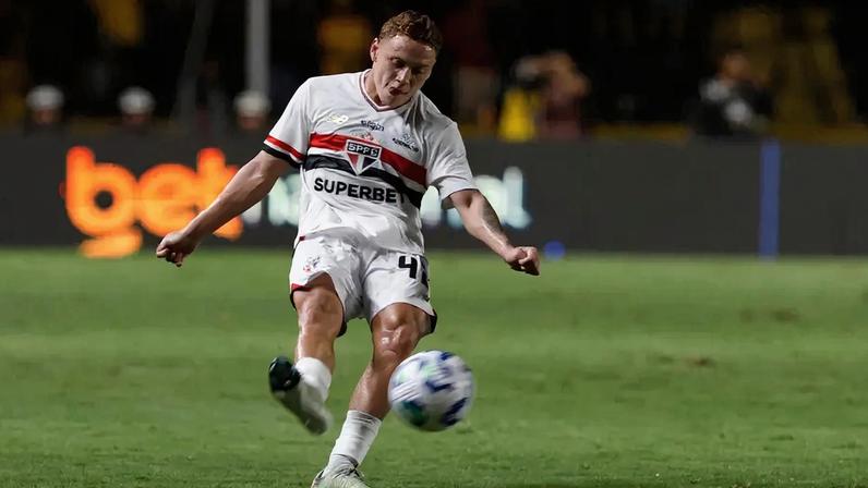 Maik e Cédric disputam vaga na lateral do São Paulo contra o Atlético-MG