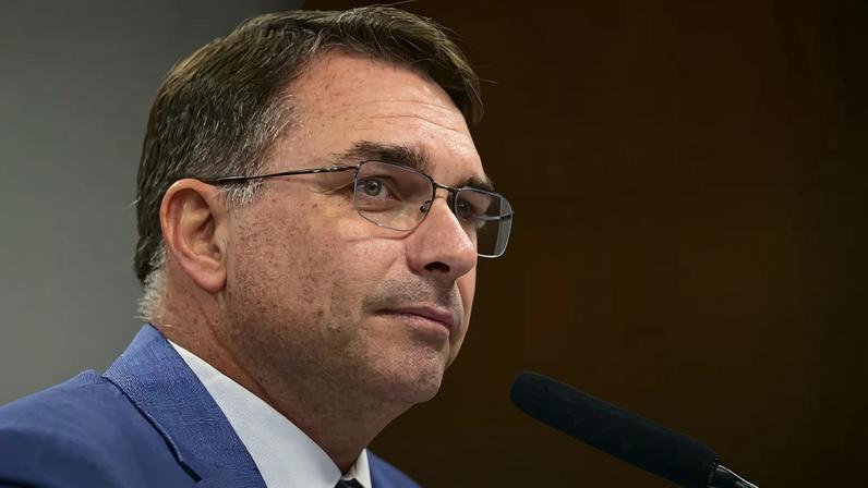 Flávio Bolsonaro defende maioridade penal de 14 anos em casos de estupro