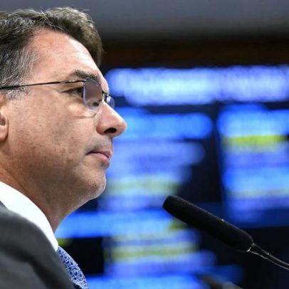 Flávio homenageia Bolsonaro pelo aniversário e critica convivência