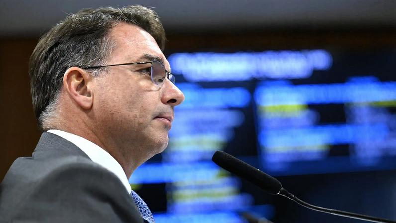 Flávio homenageia Bolsonaro pelo aniversário e critica convivência