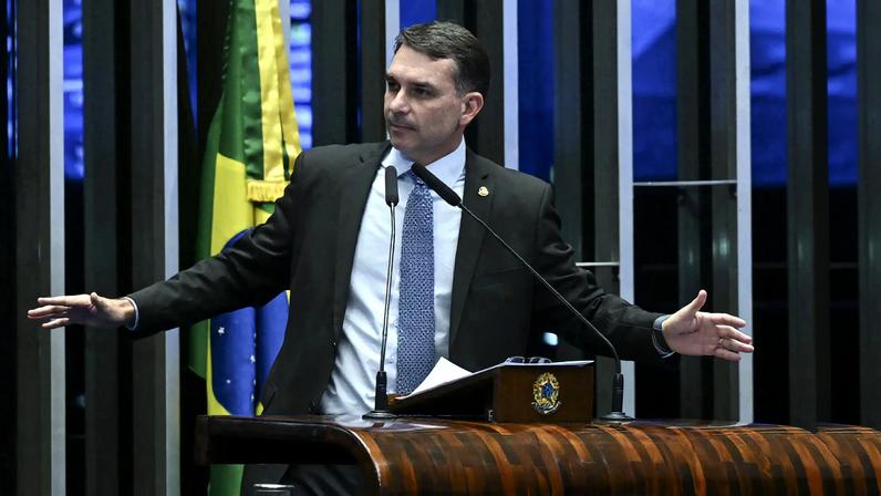 Flávio Bolsonaro protocola PEC para fim da reeleição presidencial