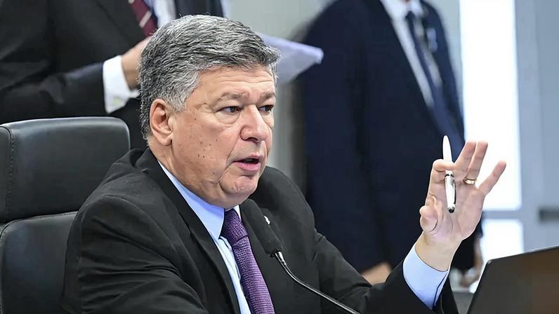 Presidente da CPMI do INSS quer ouvir Flávio Dino sobre decisão que suspendeu medidas da comissão. (Foto: Geraldo Magela/Agência Senado)