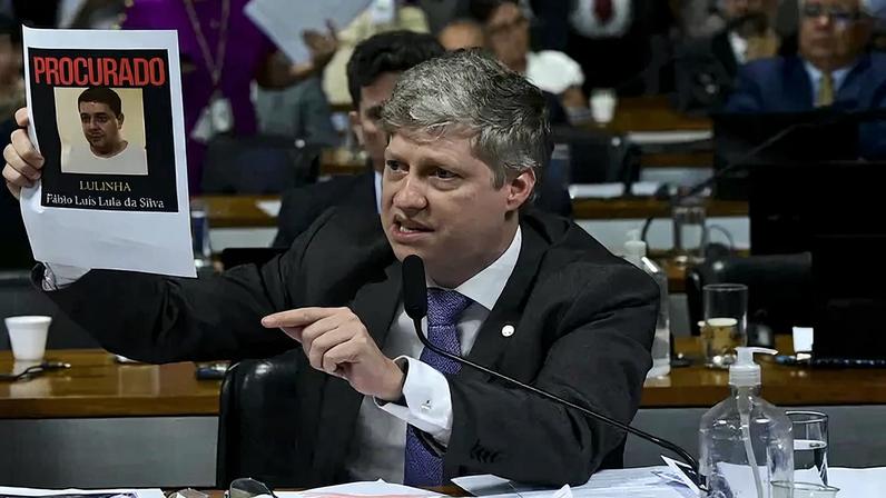 Deputado Marcel van Hattem (Novo-RS) expõe foto do Lulinha durante sessão da CPMI do INSS. (Foto: Geraldo Magela/Agência Senado)