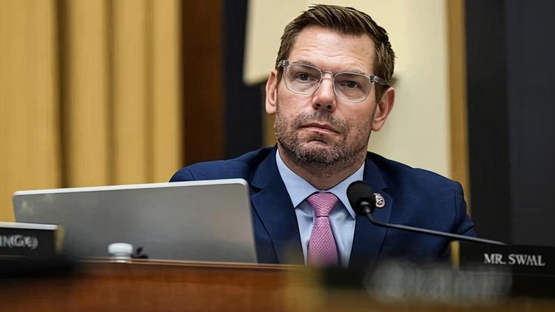 Democratas denunciam difamação; FBI avança para divulgar arquivo Swalwell