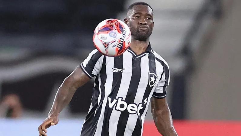 Bastos volta à titularidade pelo Botafogo após lesão grave