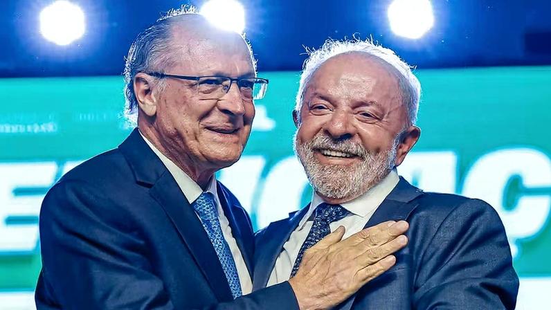 Lula e Alckmin em cerimônia — Foto: Ricardo Stuckert/PR
