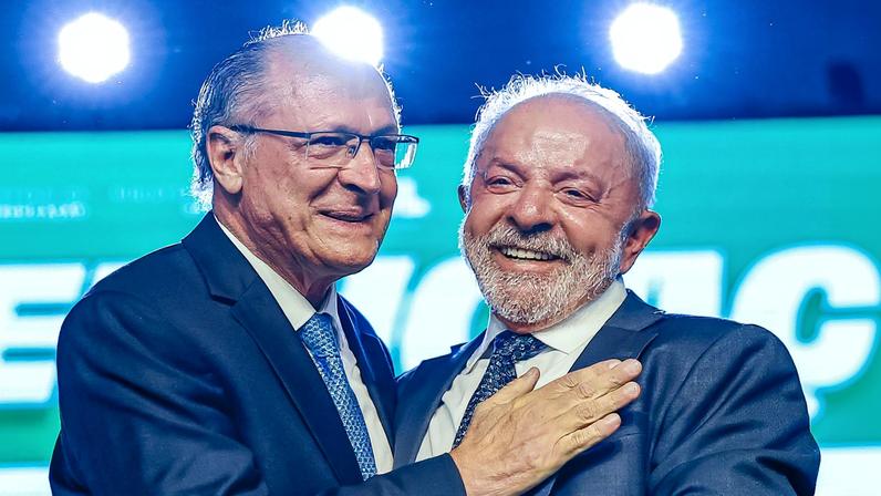 Lula e Alckmin em cerimônia — Foto: Ricardo Stuckert/PR