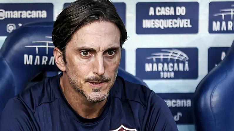 Zubeldía no banco de reservas do Fluminense (Foto: Lucas Merçon/ Fluminense FC)