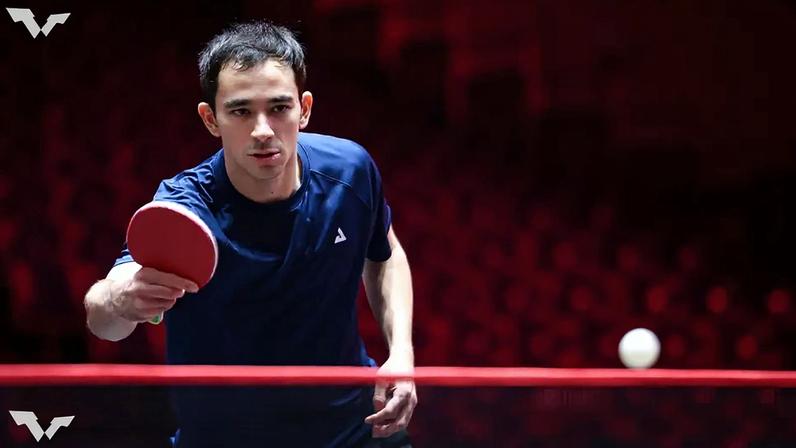 Hugo Calderano durante treinamento para o Singapura Smash (Foto: World Table Tennis)