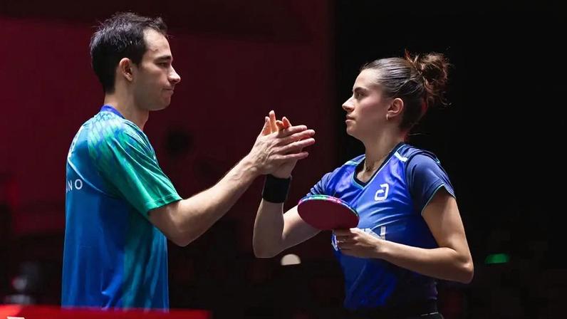 A dupla Hugo Calderano e Bruna Takahashi no WTT Singapura Smash 2026 (Foto: World Table Tennis)