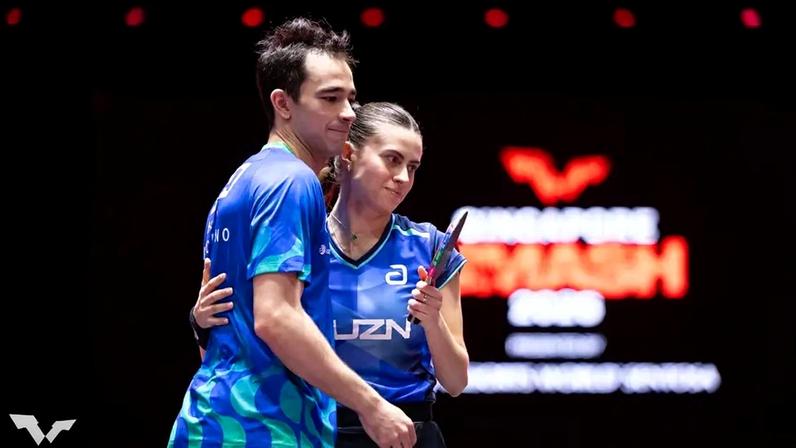 A dupla Hugo Calderano e Bruna Takahashi no WTT Singapura Smash 2026 (Foto: World Table Tennis)