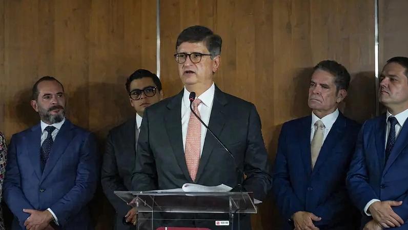 Presidente do CNMP, Gonet criticou decisões sobre penduricalhos, mas recomendou regras para que decisão de Gilmar Mendes seja respeitada. Ministro chega a falar em processo criminal caso órgãos descumpram determinação.