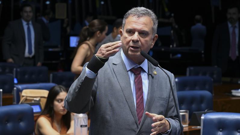 Bolsonaro pede ao ministro Moraes visitas regulares de Rogério Marinho na prisão