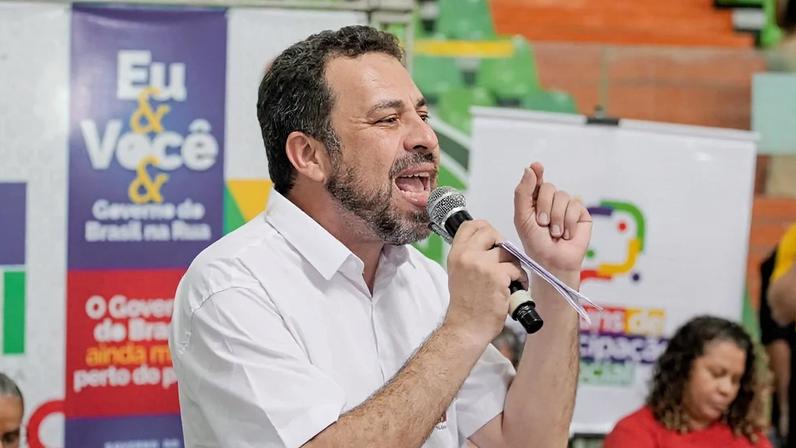 Governo Lula busca aprovar fim da escala 6x1 antes das eleições, aponta Boulos