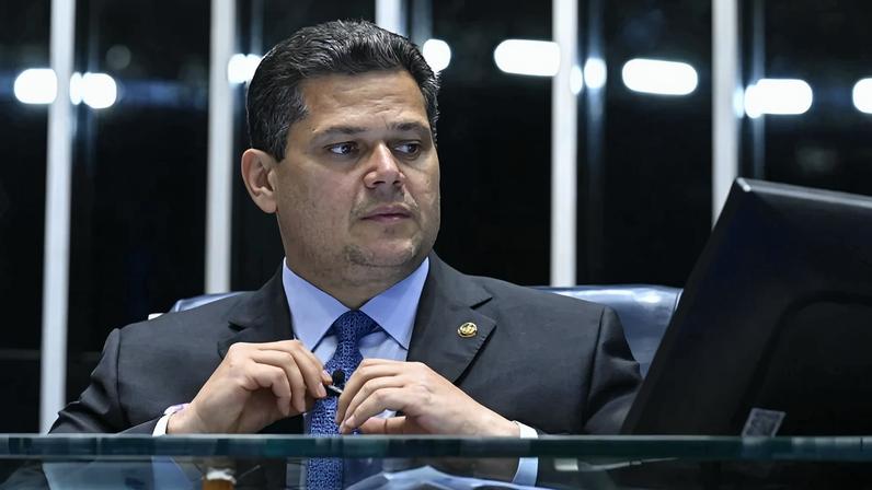 Presidente do Senado Federal, senador Davi Alcolumbre (União-AP) à mesa. Foto: Waldemir Barreto/Agência Senado
