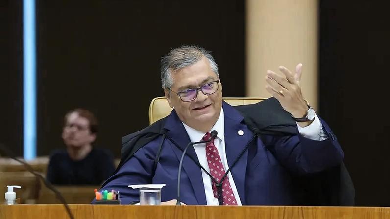 Juízes criticam decisão de Dino que derruba aposentadoria compulsória