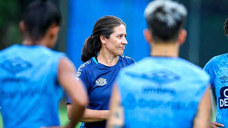 Jéssica de Lima comanda treino do Grêmio. (FOTO: CAROLINE MARTINS/GRÊMIO FBPA)