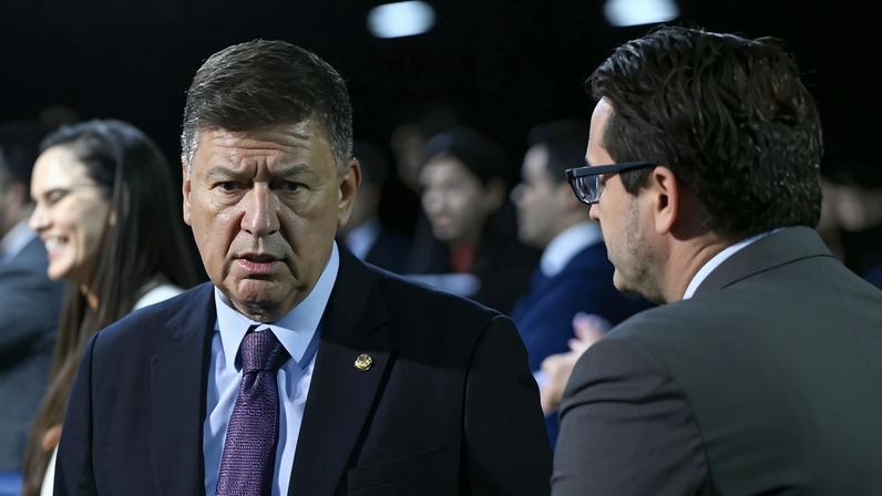 Em foco, à bancada, senador Carlos Viana (Podemos-MG). Foto: Carlos Moura/Agência Senado