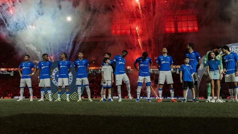 Athletico-PR e Cruzeiro, na Arena da Baixada (Fotos: Igor Barrankievicz e Du Caneppele/Cruzeiro)