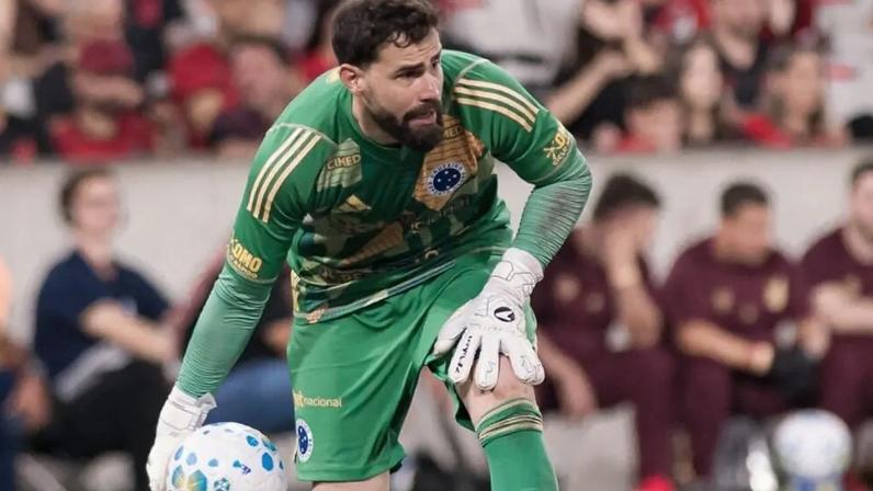 Athletico-PR e Cruzeiro, na Arena da Baixada (Fotos: Igor Barrankievicz e Du Caneppele/Cruzeiro)