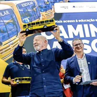 Lula entrega 324 ônibus do Programa Caminhos da Escola