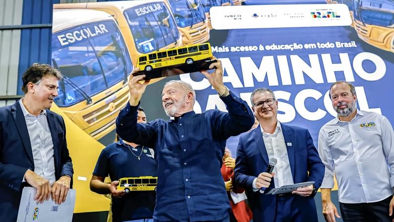 Lula entrega 324 ônibus do Programa Caminhos da Escola