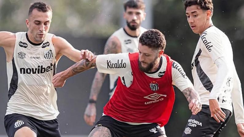 Zé Rafael se recuperou de lesão e treina normalmente no CT Rei Pelé. (Foto: Raul Baretta/ Santos FC)