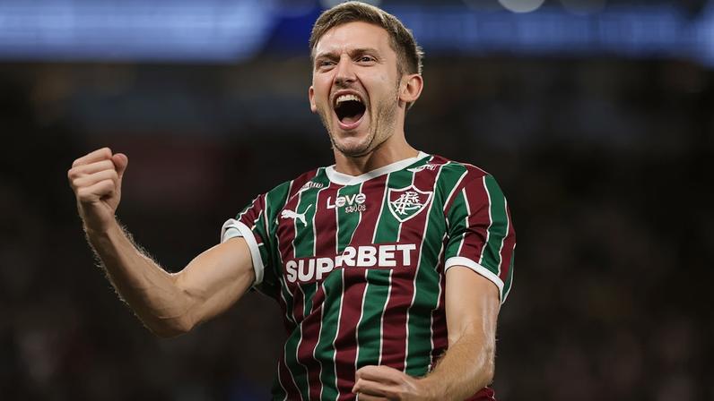 Zubeldía celebra gol e estilo de Castillo na vitória do Fluminense