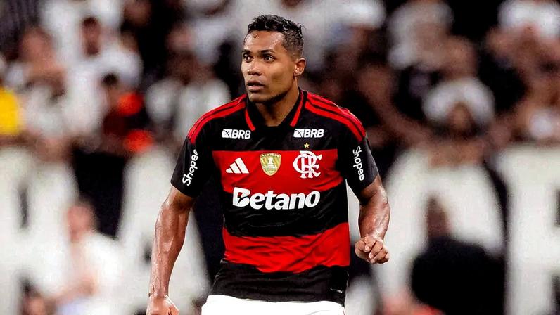 Alex Sandro sofre dor na coxa e fará exames em São Paulo