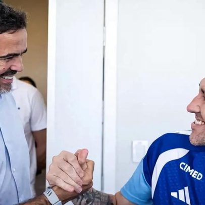 Artur Jorge visita Toca da Raposa II e mantém contato com jogadores do Cruzeiro