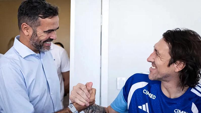 Chegada de Artur Jorge, novo técnico do Cruzeiro (Foto: Gustavo Aleixo/Cruzeiro)